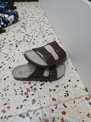 Sandalias GENUINS marrón tengo 2 pares a estrenar