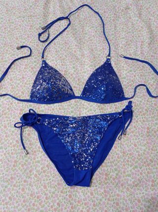 Bikini azul  y dorado con lentejuelas, énfasis 