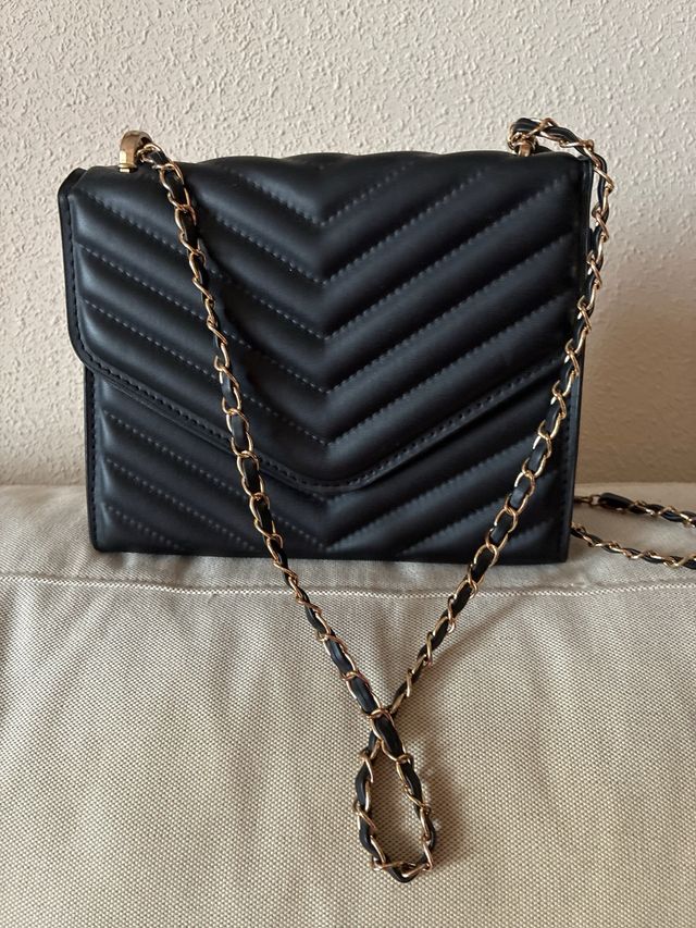 Bolso negro acolchado