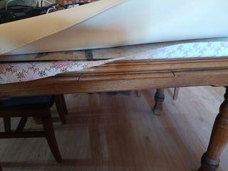 URGE 
Dos mesas de madera maciza una de ella exten