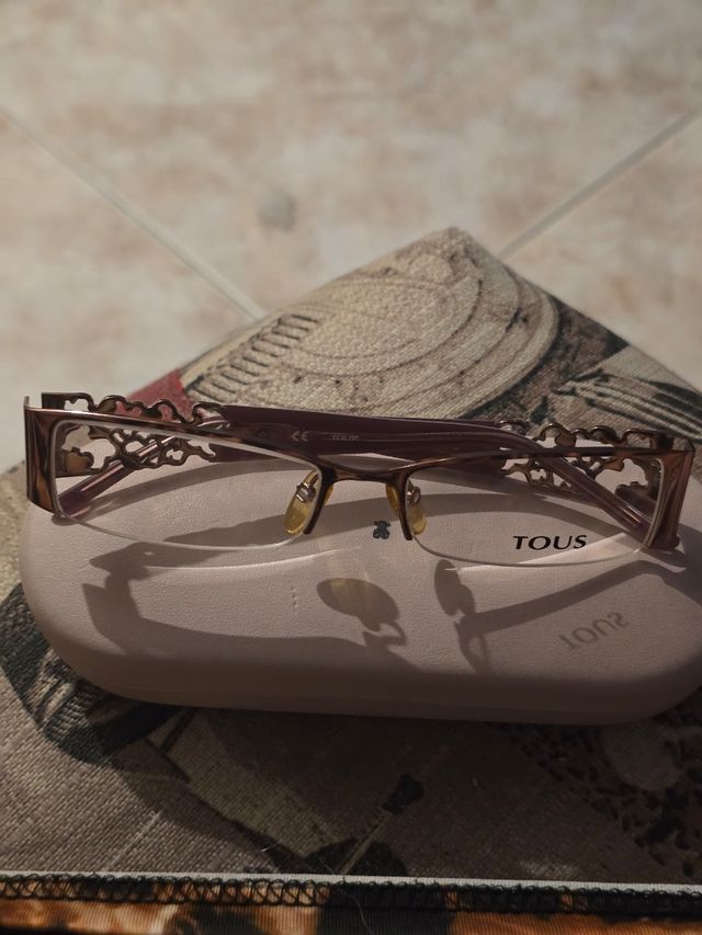 Montura de gafas Tous doradas y moradas