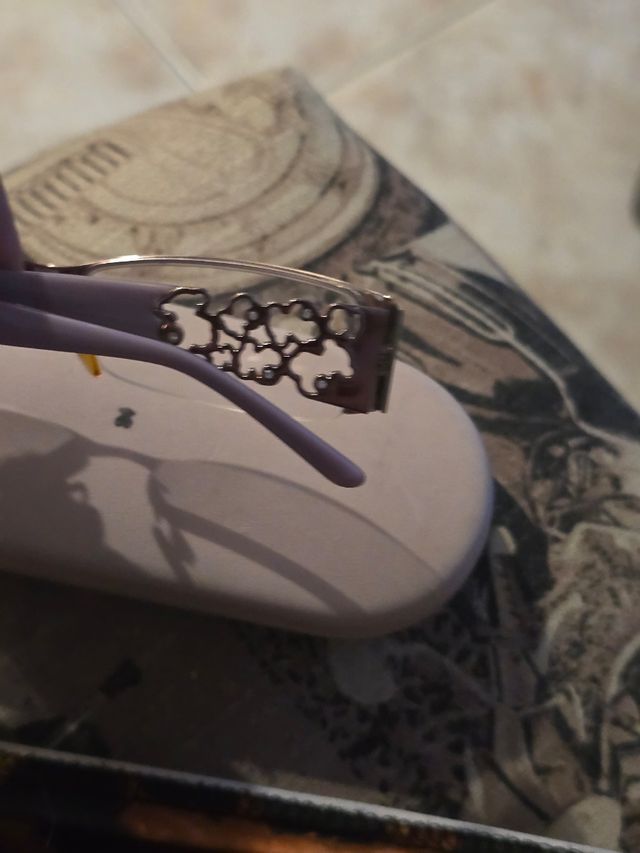 Montura de gafas Tous doradas y moradas