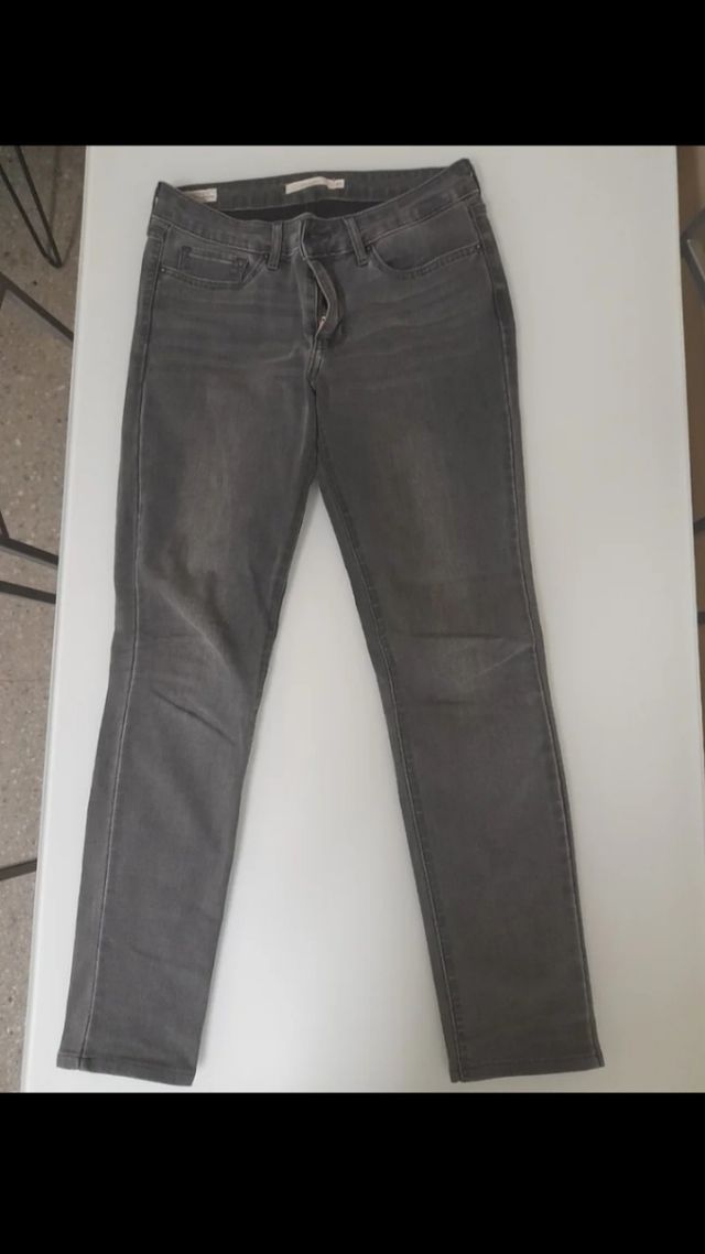 Tres pantalones Vaqueros Levi's 711 Skinny grises