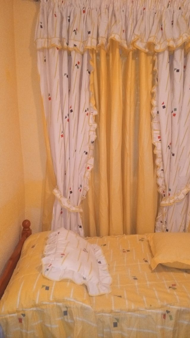 Cortinas y colcha amarillas