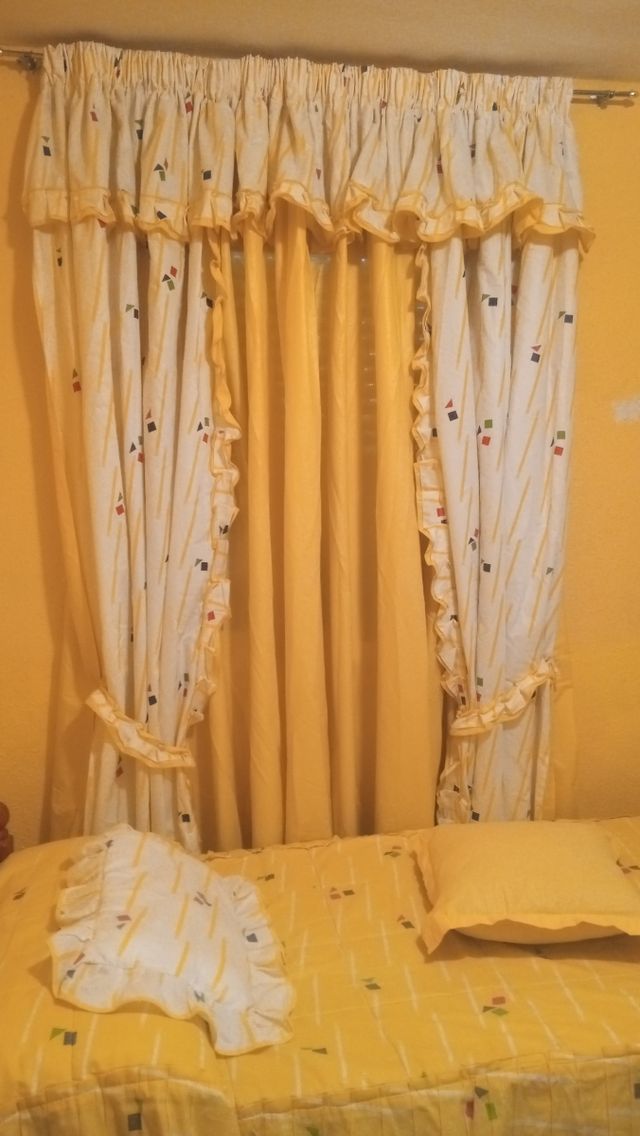 Cortinas y colcha amarillas