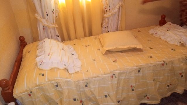 Cortinas y colcha amarillas