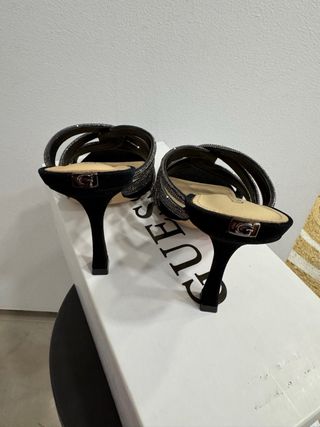 Tacones Guess negros