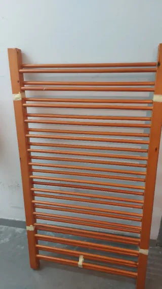 Cuna madera para bebe con ruedas.