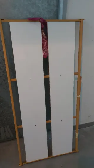 Cuna madera para bebe con ruedas.