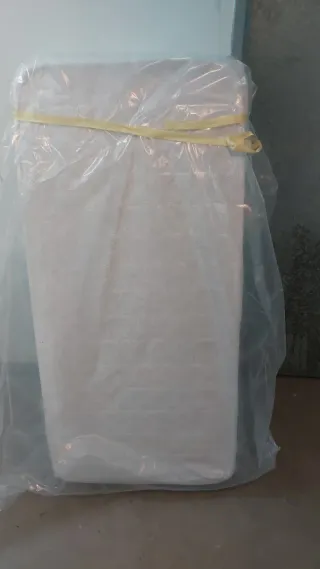 Cuna madera para bebe con ruedas.