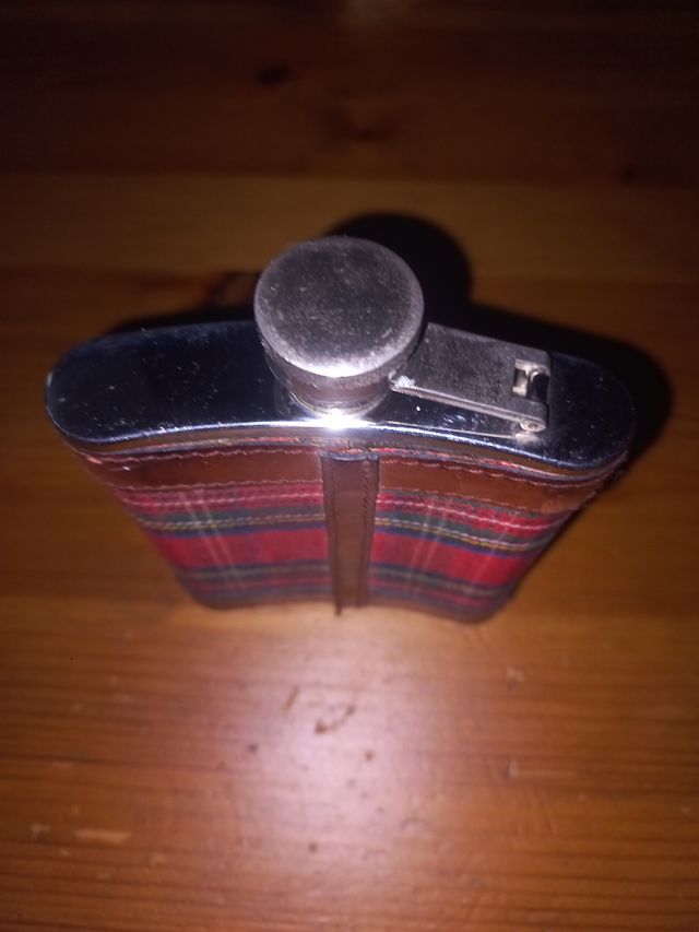 Petaca de metal con estampado escocés