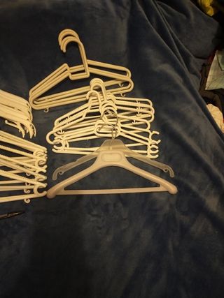 Lote 33 perchas plástico blancas