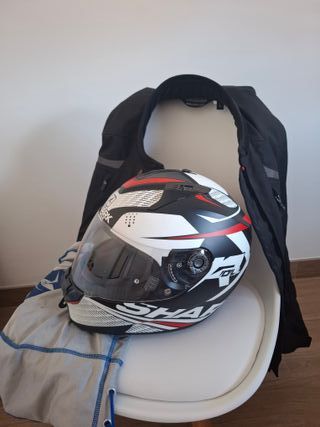 Chaqueta y casco de moto