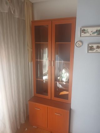 Armario madera con vitrina