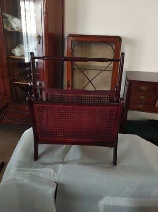 Revistero antiguo de madera y mimbre
