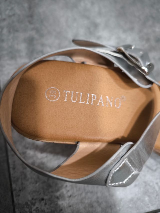 Sandalias cuña beige plata