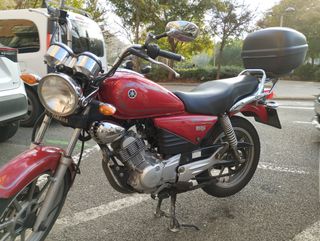 Yamaha 125cc: Moto clásica roja PEGATINA. C verde
