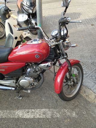 Yamaha 125cc: Moto clásica roja PEGATINA. C verde