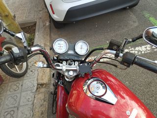 Yamaha 125cc: Moto clásica roja PEGATINA. C verde