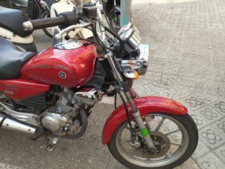 Yamaha 125cc: Moto clásica roja PEGATINA. C verde
