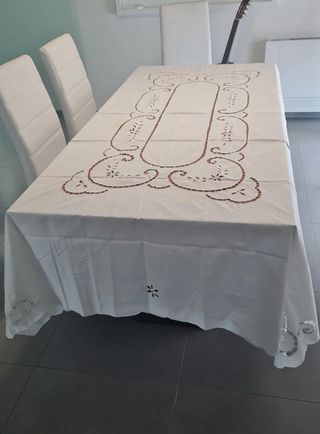 Tovaglia lino ricamata a mano.