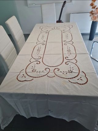 Tovaglia lino ricamata a mano.