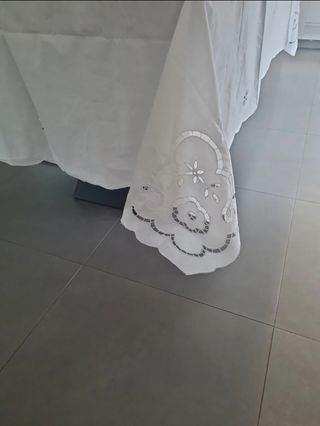 Tovaglia lino ricamata a mano.