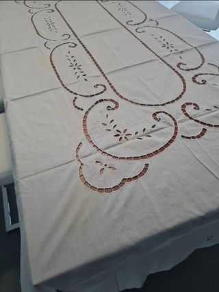 Tovaglia lino ricamata a mano.