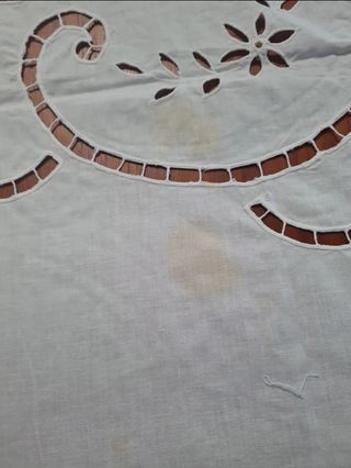 Tovaglia lino ricamata a mano.