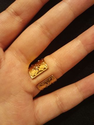 Anillo dorado de flores