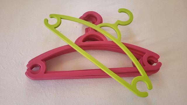 35 Perchas Plástico - Verde (18) & Rosa (17)