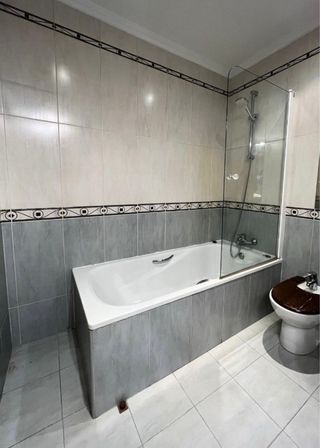 Reforma baño: alicatado, fontanería, electricidad