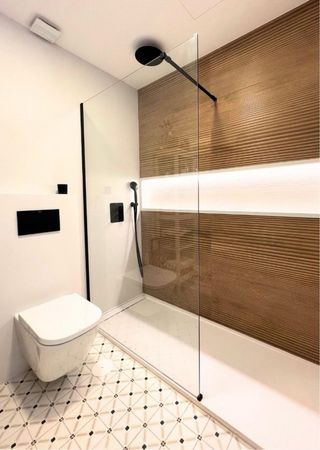 Reforma baño: alicatado, fontanería, electricidad