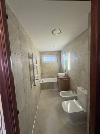 Reforma baño: alicatado, fontanería, electricidad