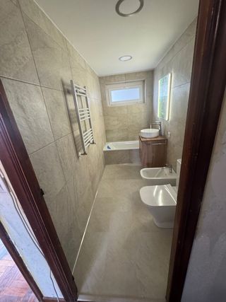 Reforma baño: alicatado, fontanería, electricidad