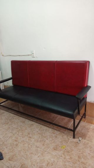 Sofá vintage rojo y negro