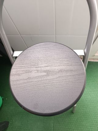 Taburete plegable metálico gris
