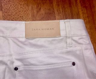 Pantalones blancos de Zara