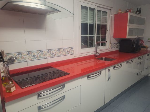 Encimera Silestone rojo Ferrari (MUEBLES NOOO)