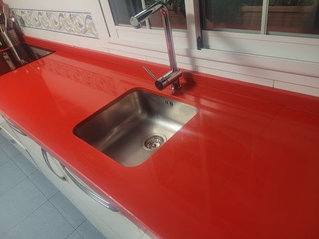 Encimera Silestone rojo Ferrari (MUEBLES NOOO)