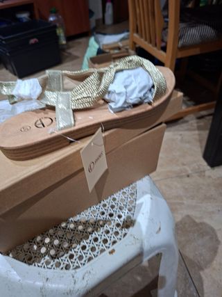 Sandalias AD Shoes doradas y blancas