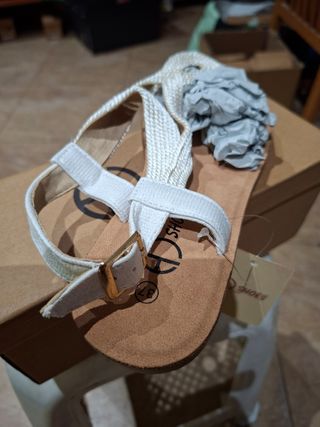 Sandalias AD Shoes doradas y blancas