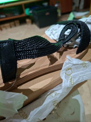 Sandalias AD Shoes doradas y blancas