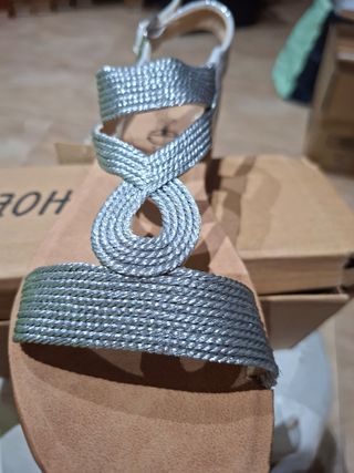 Sandalias AD Shoes doradas y blancas