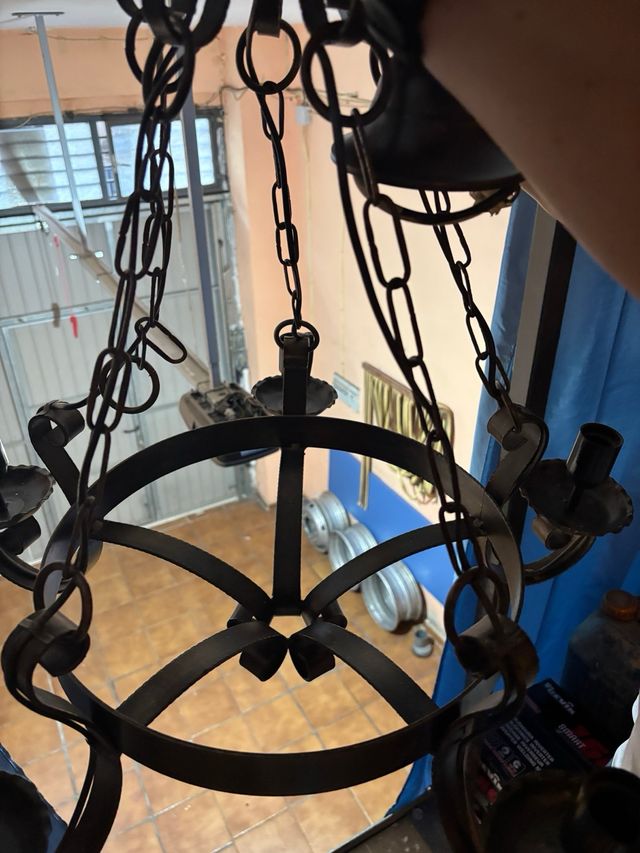 Lampara antigua de metal negra