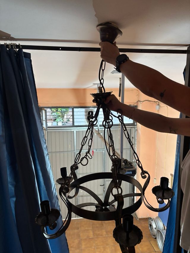 Lampara antigua de metal negra