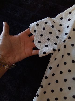 TOP LUNARES BLANCO/NEGRO+REGALO BROCHE SIN ESTRENO