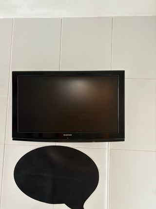 TV SilverCrest LCD pequeña con soporte pared