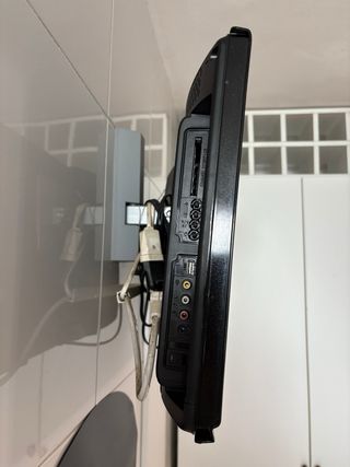 TV SilverCrest LCD pequeña con soporte pared