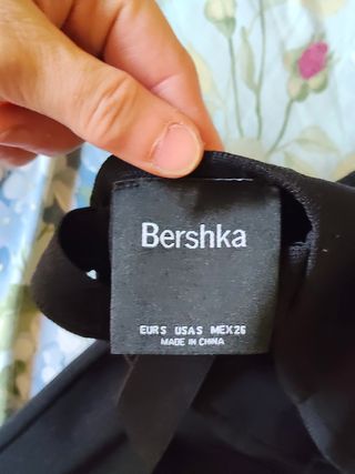 Vestido Bershka tubo, cut out, aros metal. TS